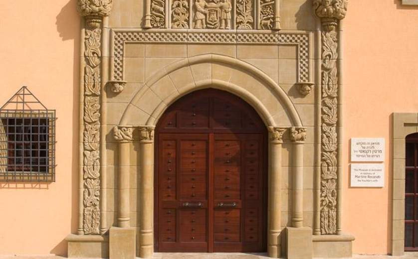 תמונה של דלת הכניסה ממוזיאון ראלי קיסריה 